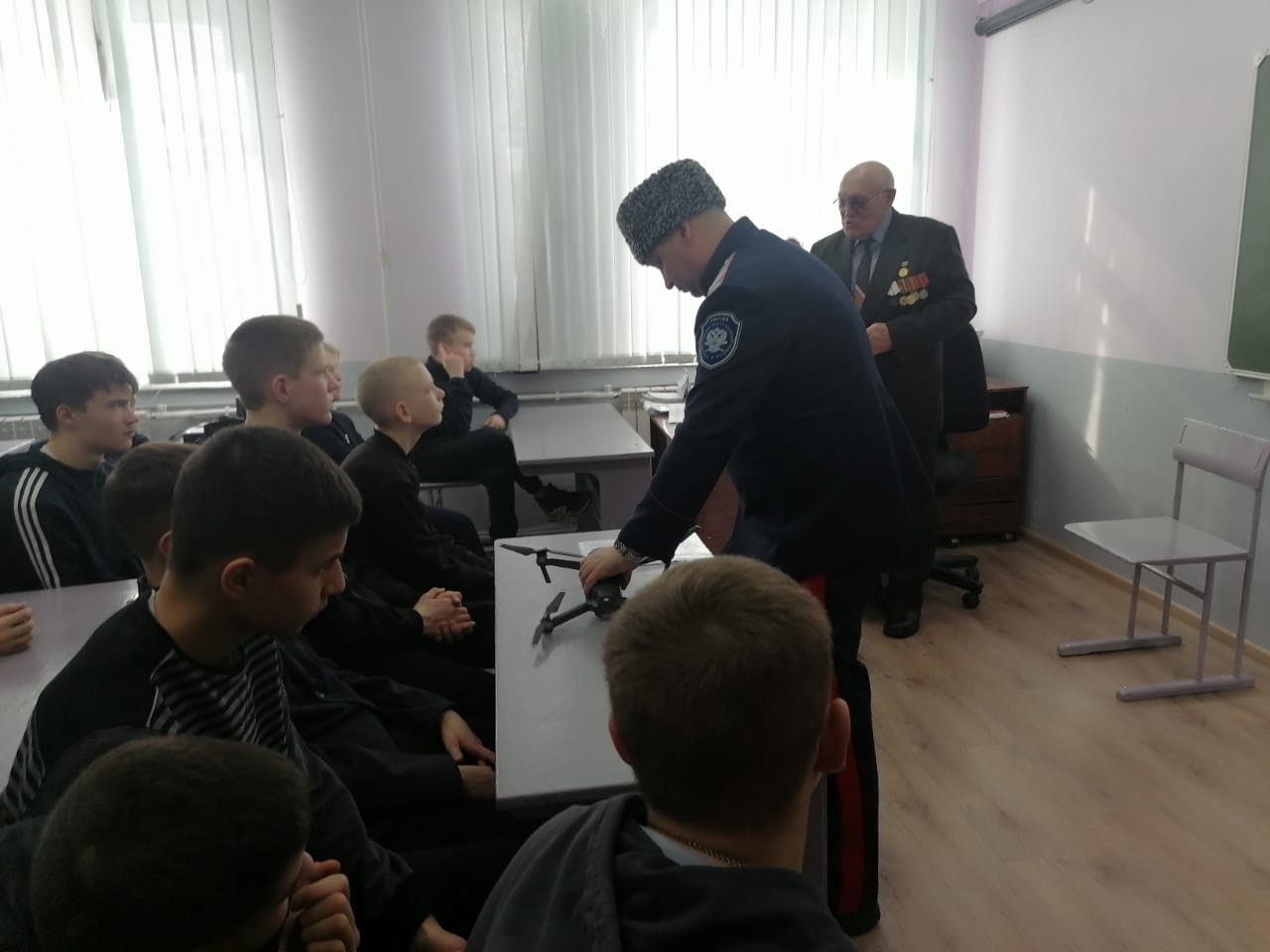 Председатель общественного совета С. П. Шевченко и атаман Базарно-Карабулакского станичного казачьего общества А. А. Петров провели дополнительное практическое мероприятие.