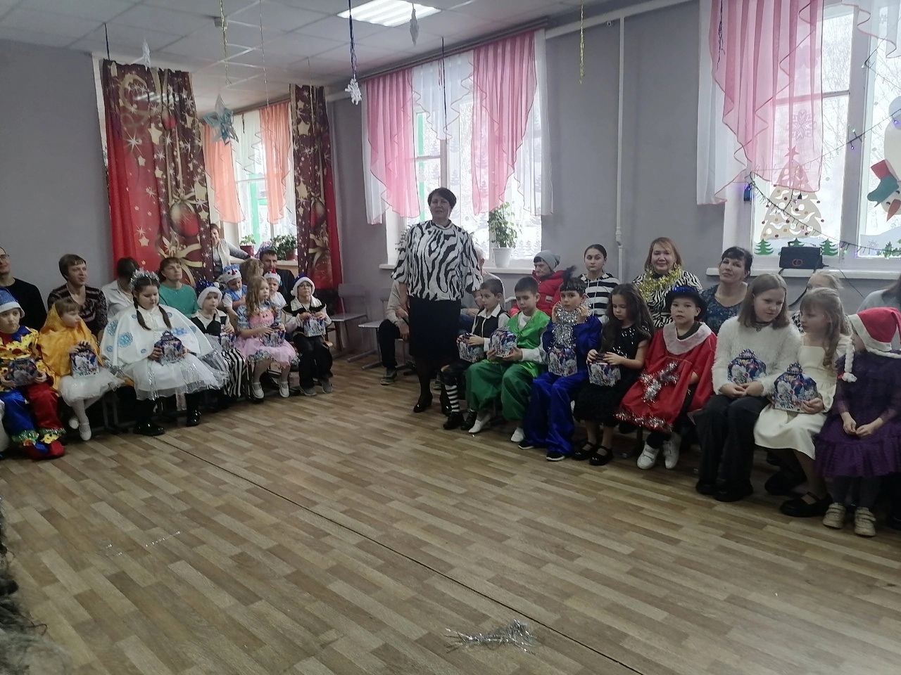Новогодний праздник в младших классах.