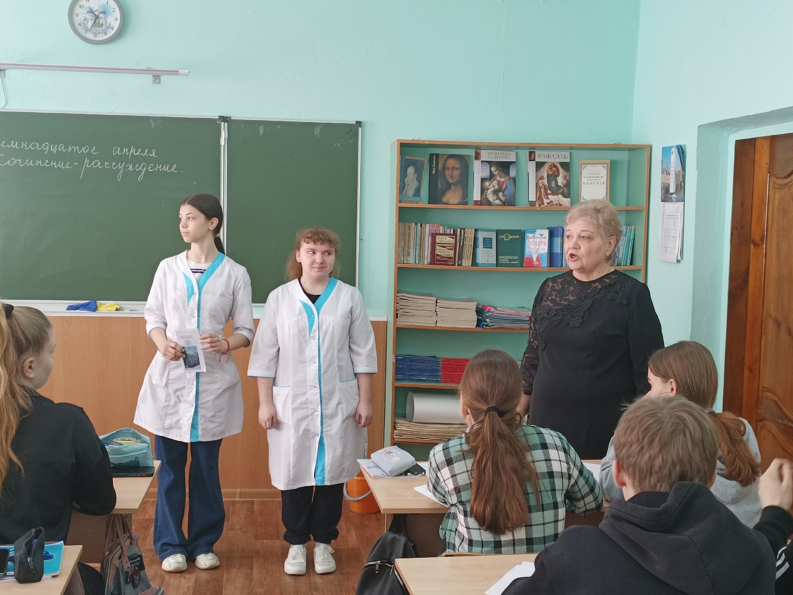 Сегодня состоялась встреча обучающихся 9-х классов со студентами «Вольского медицинского колледжа им. З.И. Маресевой».