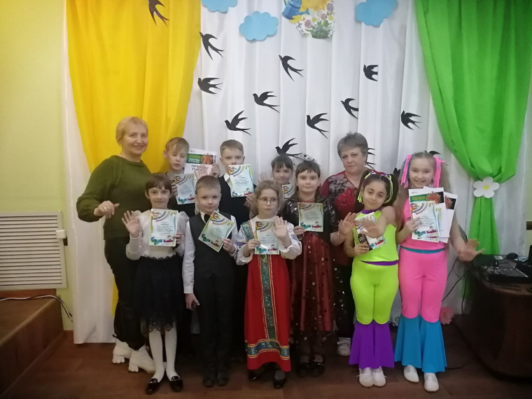 Ребята-волонтеры 3"А"класса вновь со специалистами ЦСОН проводят праздник!.